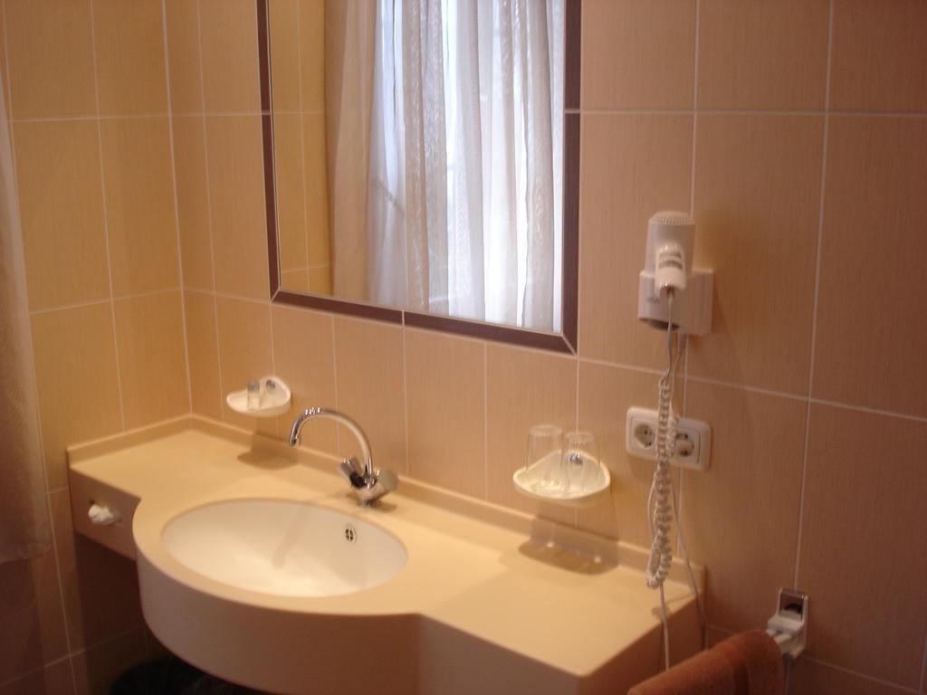 Rhein-Hotel Андернах Екстериор снимка