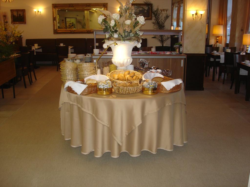 Rhein-Hotel Андернах Екстериор снимка